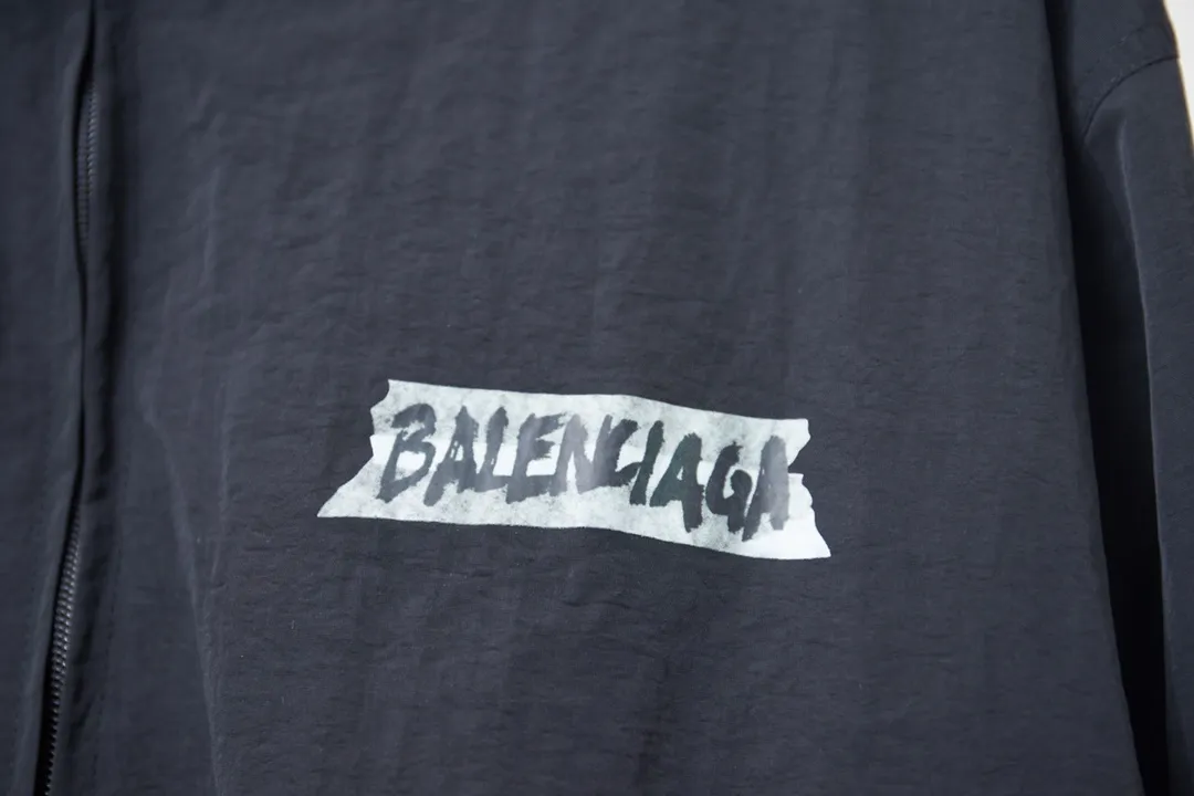 Balenciaga 𝘽𝘼𝙇𝙀𝙉𝘾𝙄𝘼𝙂𝘼 BLCG 26SS 71 white tape printed sports suit, light luxury, a must-have item for daily commuting for men and women, correct version, welcome to compare, detailed features · Customized matt Taslan jacket fabric · The fabric has undergone a waterproof coating process · The lining is made of three-level polyester bird's eye mesh · OS ultra-loose silhouette design · Side zipper pockets Small stand-up collar design · Internal zipper pocket design · Elastic waistband design at the hem · Customized molded hardware zipper Jacket double slider design · Imported environmentally friendly glue thermosetting ink printing technology · Double side pockets on trousers · Original main mark washed tag brand packaging Color: Black Size: 46/48/50/52